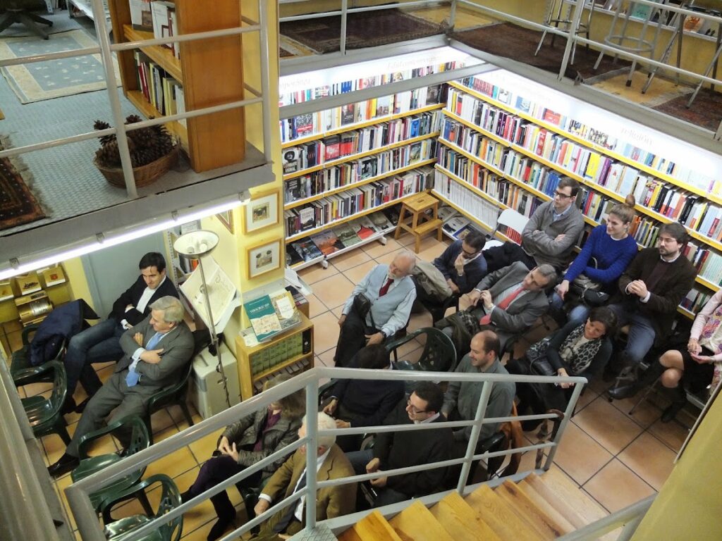 Presentación de "Perpetuar la distinción" en Librería Antes presentacion de perpetuar la distincion en libreria antes